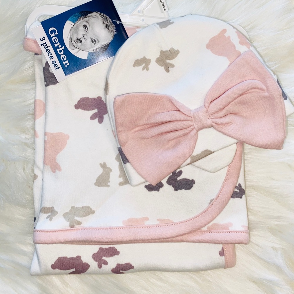 New 3pc Gerber swaddle, mitten & hat set